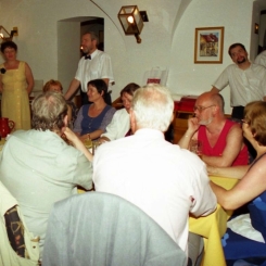 20010627_Vendeglatas_svedek_05